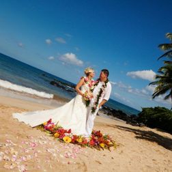 Hawai_Hochzeit_Brautpaar_Blumentrauring