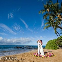 Hawai_Hochzeit_Brautpaar_Trauungsdeko_am_Meer