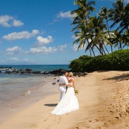 Hawai_Hochzeit_Brautpaar_am_Strand_Meer