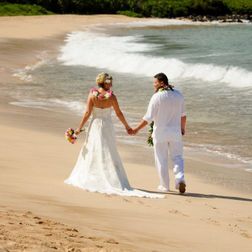 Hawai_Hochzeit_Brautpaar_am_Strand_Spaziergeng_intim