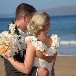 Hawai_Hochzeit_Brautpaar_am_Strand_mit_Blumenschmuck